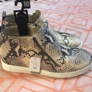 NWT Size 10 Tan Snake Print Shoes
